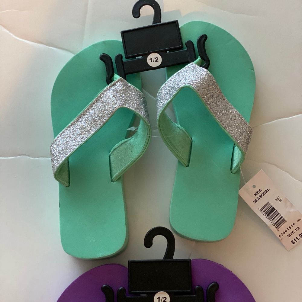 2 pairs of size 1/2 flip flops - Picture 4 of 6